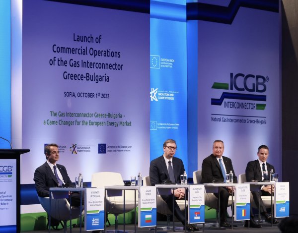 Държавният глава Румен Радев е домакин на церемонията по повод официалното въвеждане в експлоатация на междусистемната газова връзка Гърция-България. Събитието се провежда в зала 3 на Националния дворец на културата в София. На събитието присъстват Президентът Румен Радев, Стево Пендаровски, Александър Вучич, Урсула фон дер Лайен Кириакос Мицотакис. Снимка: президентството на България